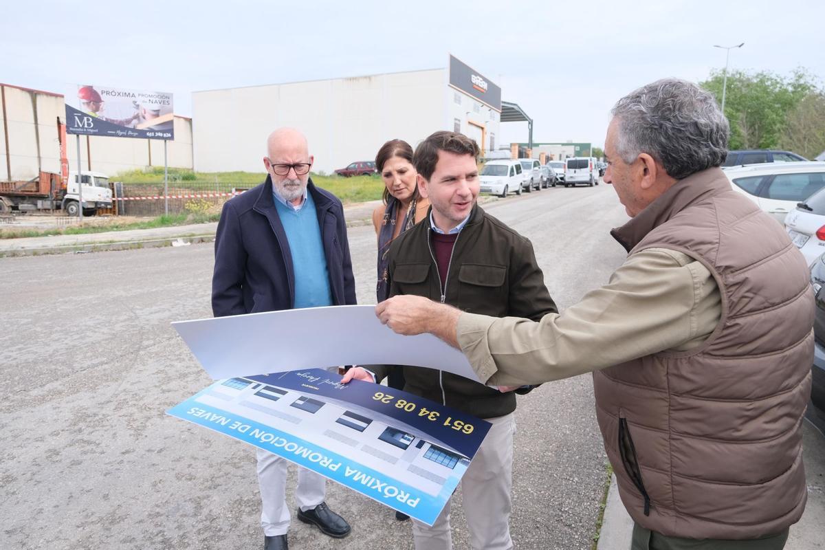 El alcalde de Cabra observa los planos de las naves industriales.