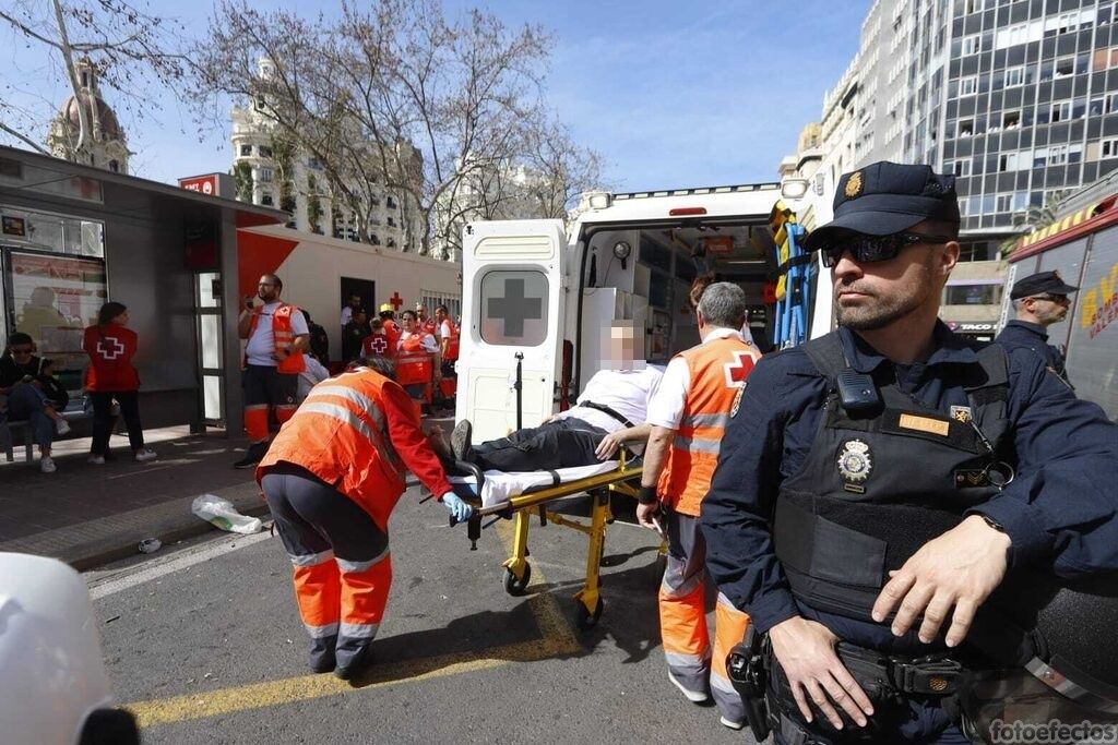 Alrededor de 20 personas resultan heridas en la mascletà al desviarse una carcasa