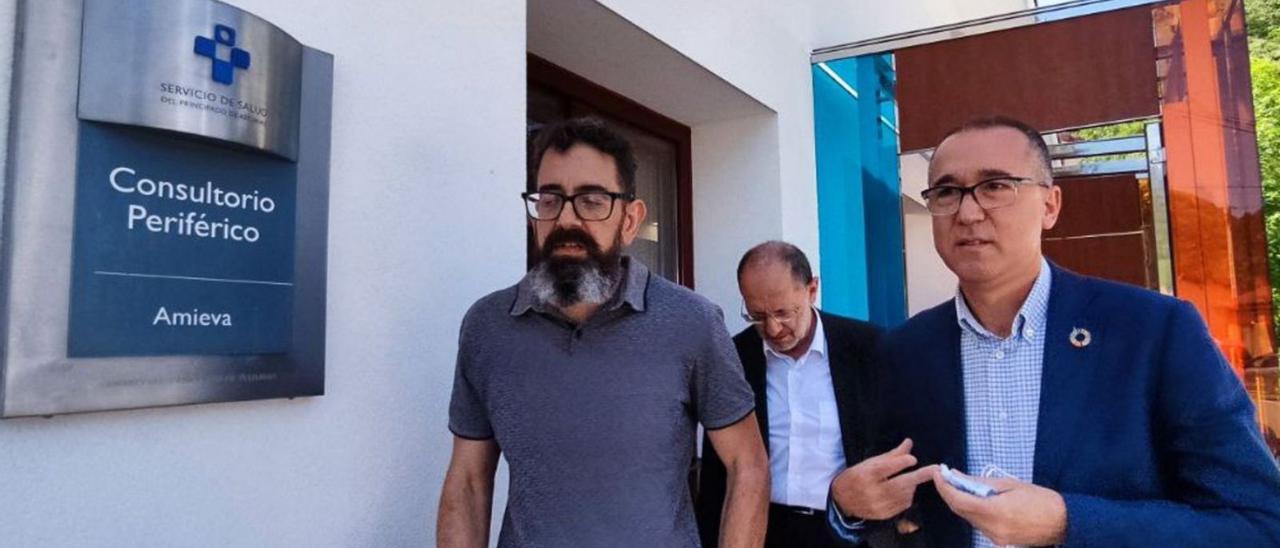 Por la izquierda, el alcalde de Amieva, José Félix Fernández; el gerente del área IV, José María Llera, y el consejero de Salud, Pablo Fernández Muñiz.