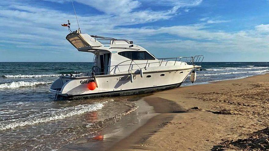 Imagen del barco encallado en la orilla del extremo sur de la playa de Guardamar del Segura el pasado jueves