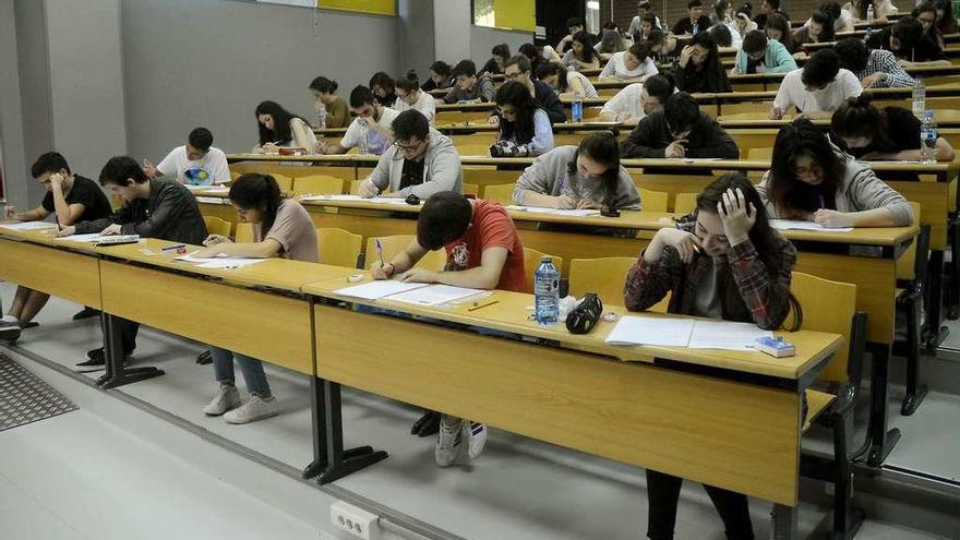 Jóvenes realizando exámenes de acceso a la Universidad en el campus de Pontevedra. // Rafa Vázquez