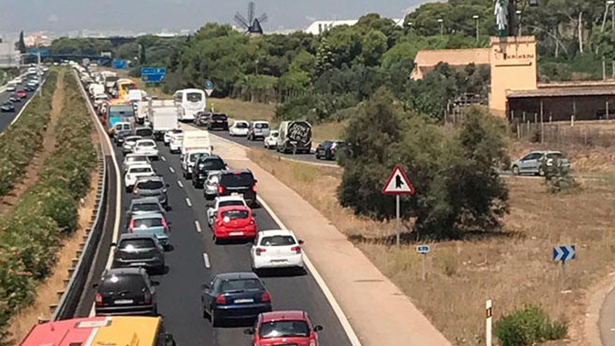 Un accidente provoca retenciones kilométricas en la autopista de Llucmajor