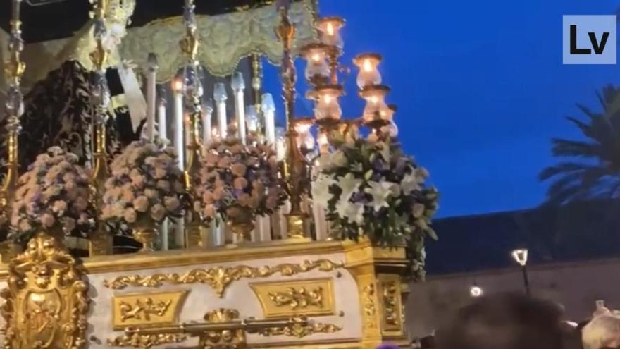 La Virgen de los Dolores sale de la Iglesia de Santa María del Mar