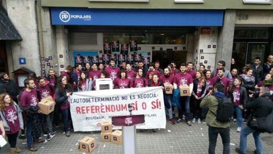 Un moment de l&#039;acció d&#039;Arran dilluns a la seu del PPC