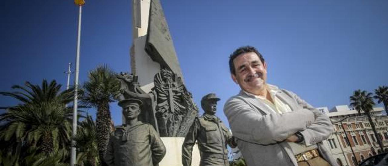 El candidato de Vox al Congreso por Alicante, Manuel Mestre, ante el monumento al Soldado de Reemplazo.