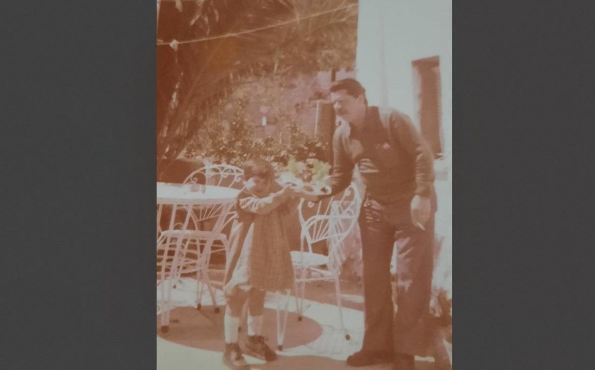 Joana con su abuelo, Manolo Vital