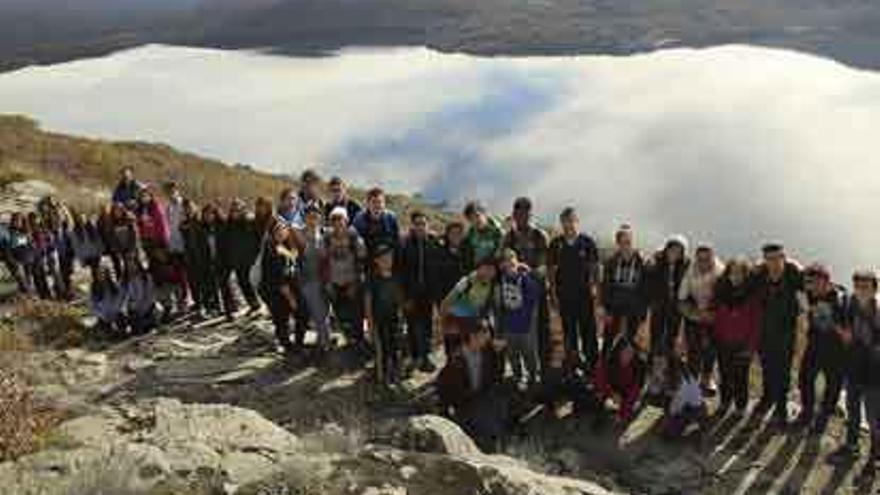 Grupo de escolares junto al Lago de Sanabria, tras su visita al Centro Ambiental de Villardeciervos.