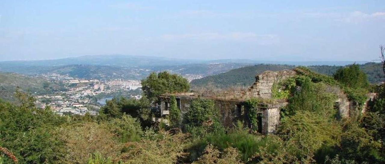 El monasterio de Santa Comba de Naves, en la zona de Palmés, que se encuentra en ruinas. // Iñaki Osorio