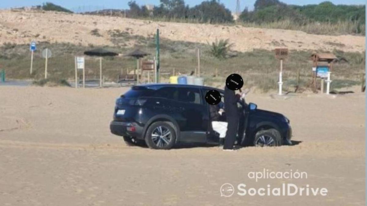 El coche &quot;varado&quot; en una playa de Elche