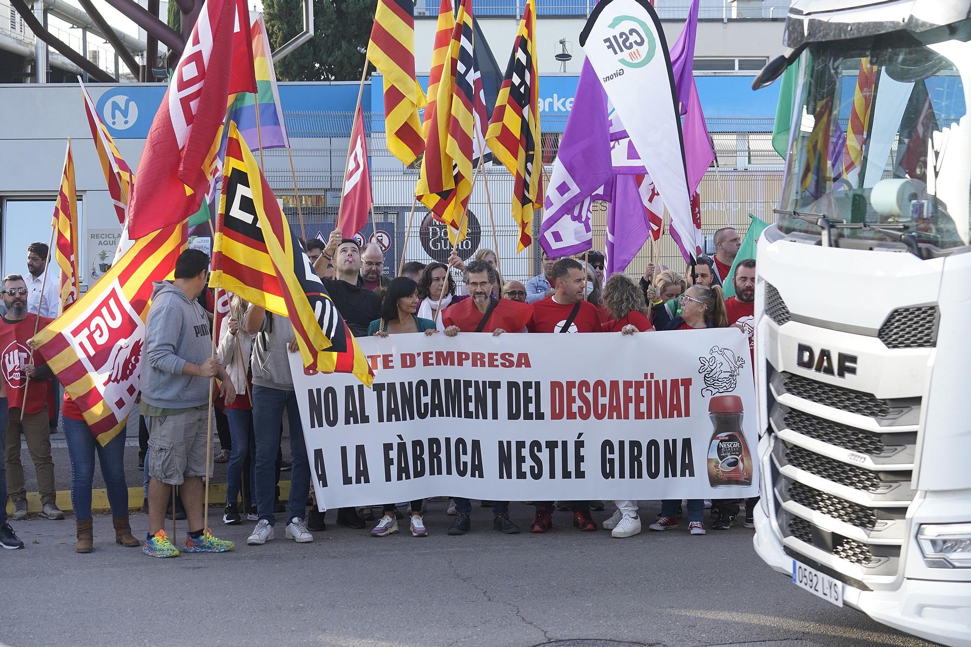 Una cinquantena de treballadors protesten davant la Nestlé de Girona