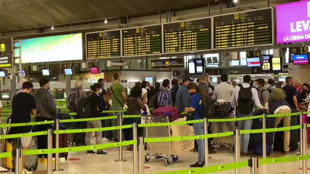 Les aerolínies deixen d’operar a Tenerife Norte per les cendres del volcà