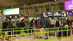 Les aerolínies deixen d’operar a Tenerife Norte per les cendres del volcà