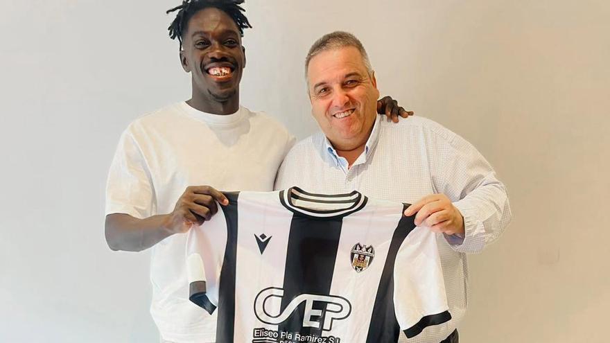 El Castellonense firma su primer fichaje: el goleador malí Adama reforzará la delantera