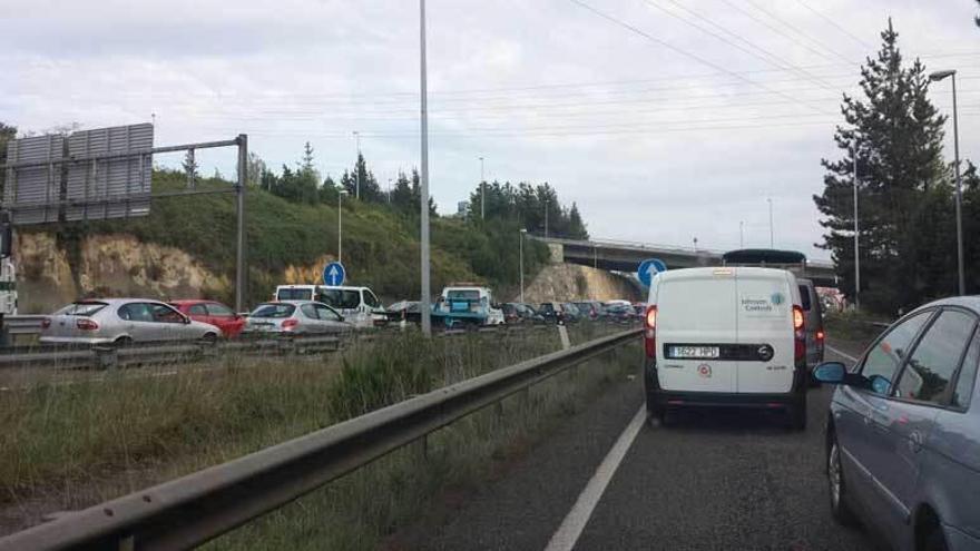 La hilera de coches atrapados en el atasco.