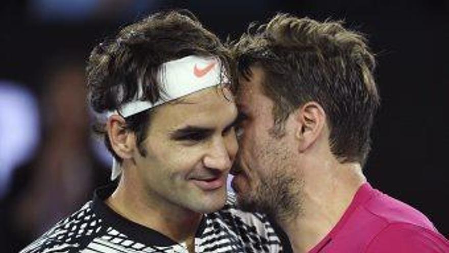 Roger Federer i Stan Wawrinka se saluden després del partit