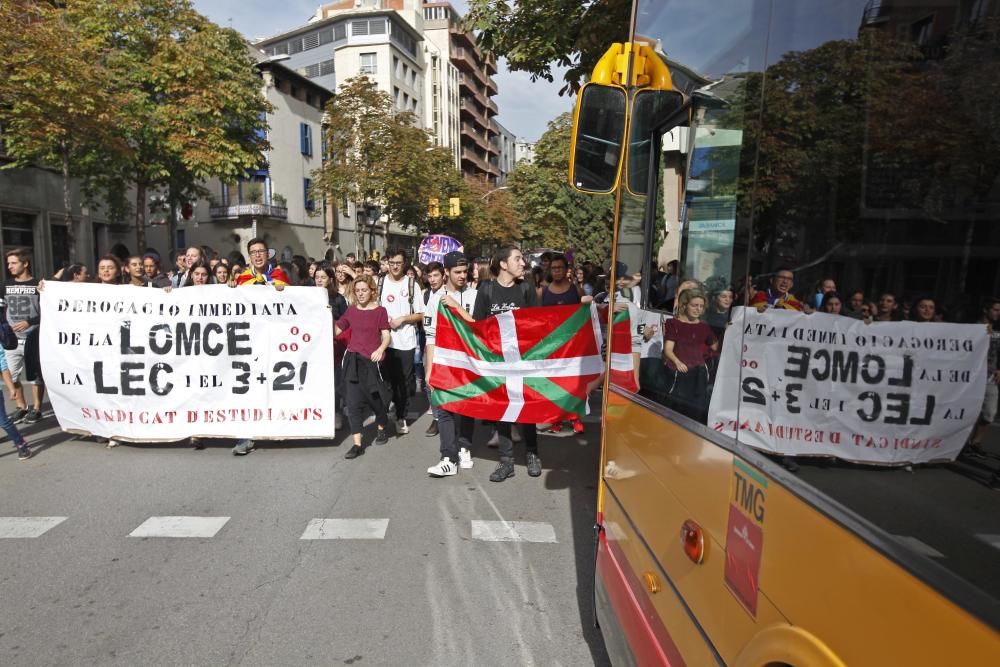 L''alumnat de Secundària surt als carrers de Girona per rebutjar les revàlides