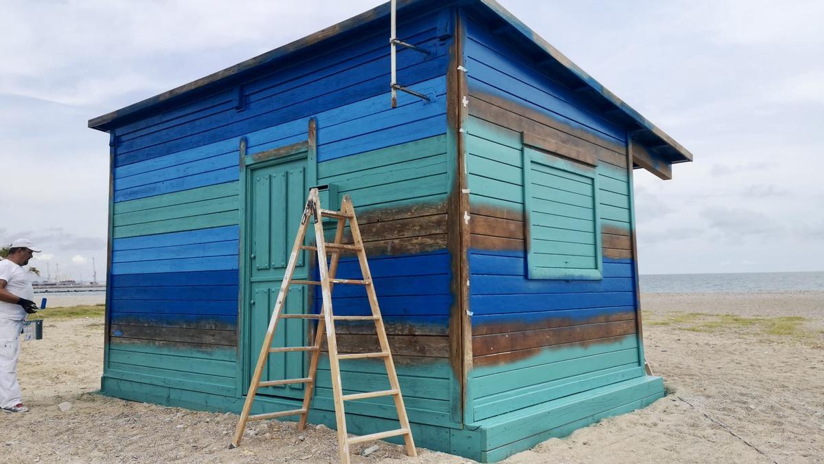 Trabajos de pintado en la biblioteca de la playa de Benafelí.