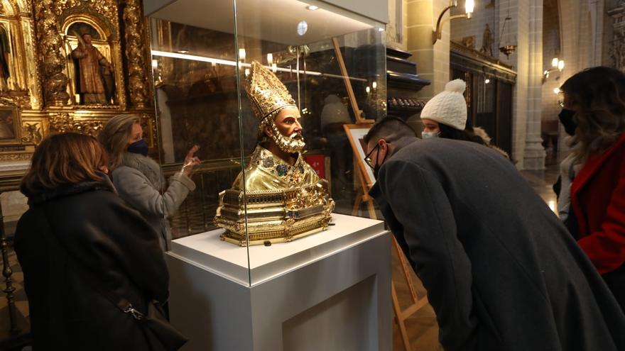 El busto relicario de San Valero se expone en la catedral de la Seo tras su restauración