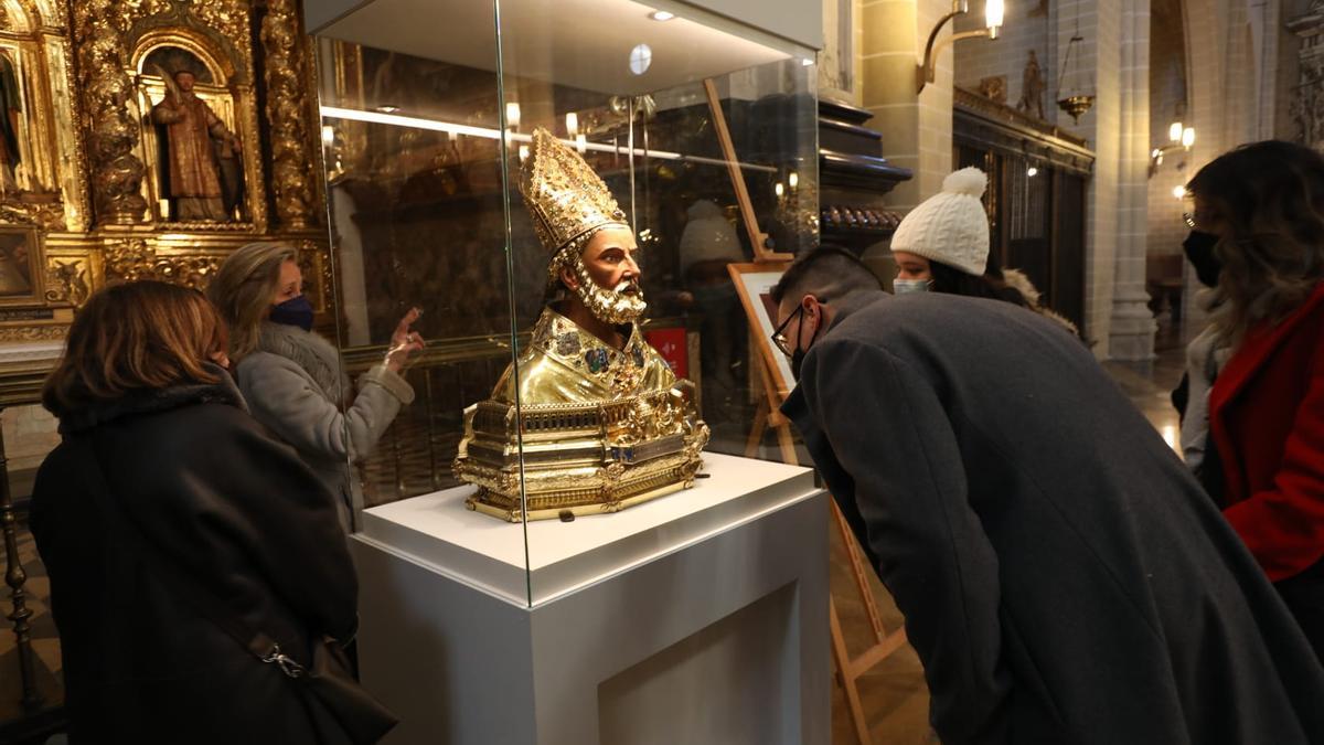 El busto de San Valero se puede ver por primera vez de cerca tras su restauración.