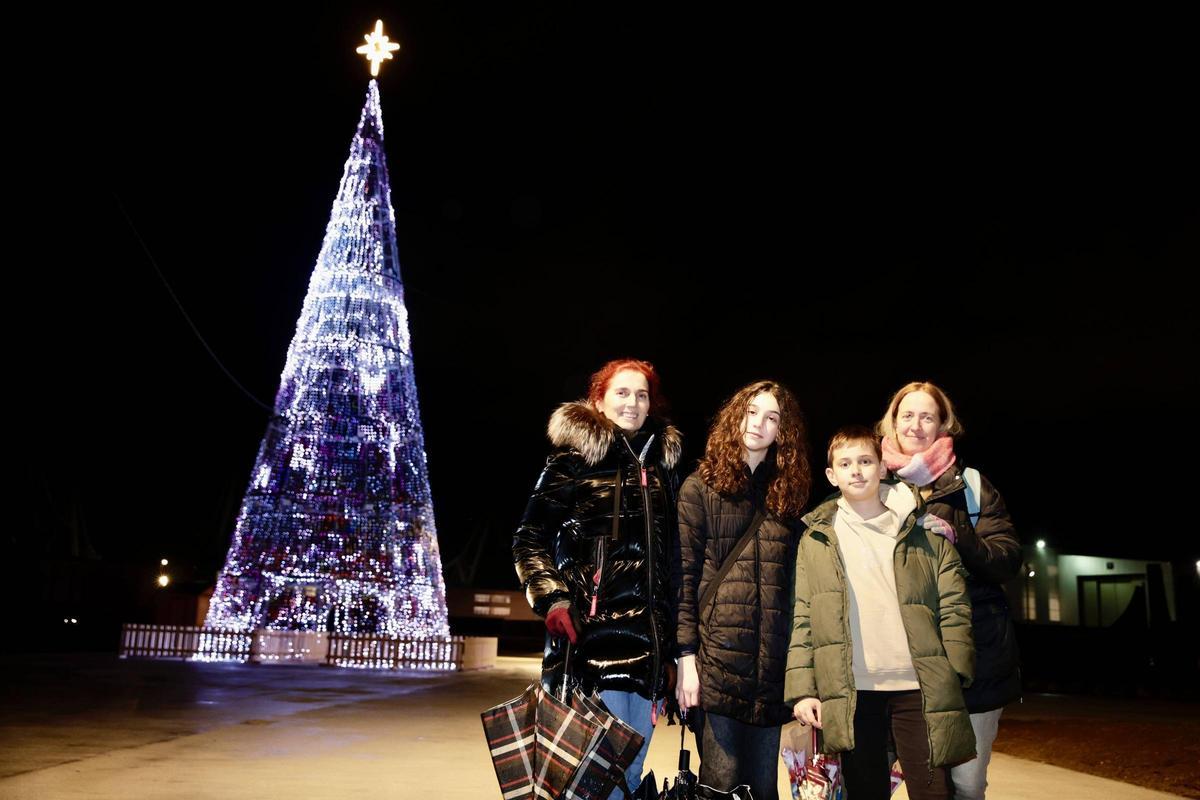 Por la izquierda, Aránzazu Piñera, Clara Santamaría, Martín Hernantes y Marce Quintano, frente al cono navideño del paseo de Naval.