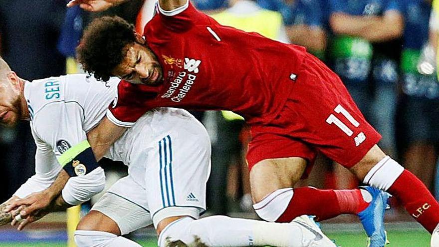 El central sevilano cuando lesionó al jugador del Liverpool.