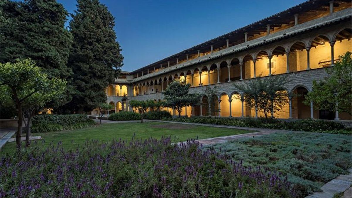 Claustro del monasterio de Pedralbes al anochecer.