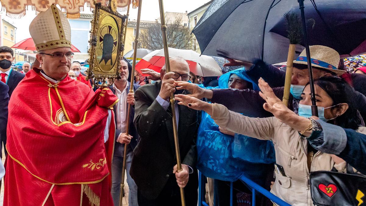 La Policía Local ha estimado una asistencia de cerca de cien mil peregrinos que han acudido a la Santa Faz. Un tercio de los 300.000, que siempre según el Ayuntamiento, hicieron la Santa Faz en 2019, la última edición antes de la pandemia.