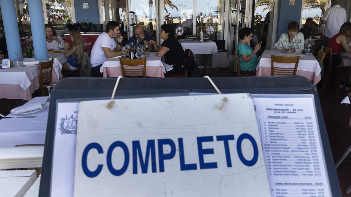 Un restaurante de la playa cuelga el cartel de &#039;completo&#039; ayer.