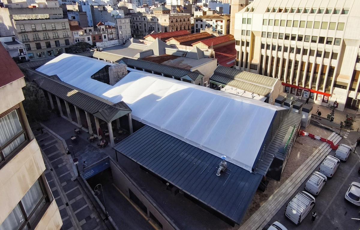 Imagen aérea del mercado provisional de la plaza Santa Clara.