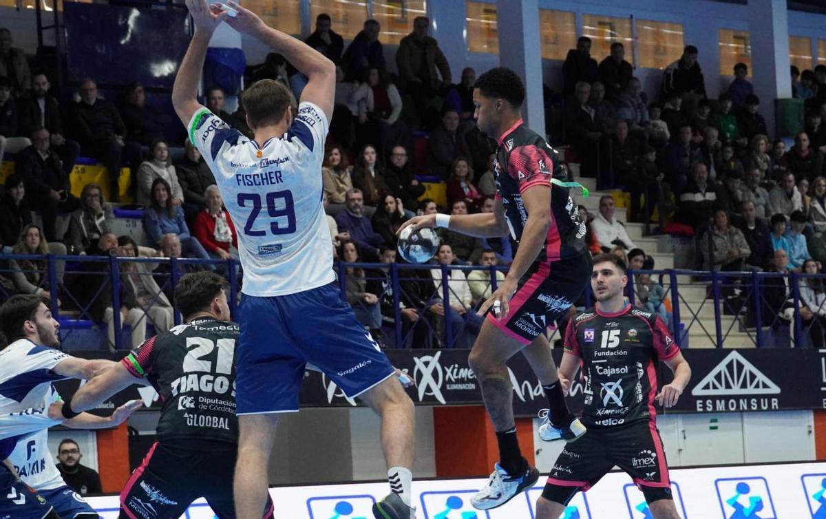 Leandro Semedo, con el balón ante la defensa de Guillermo Fischer.