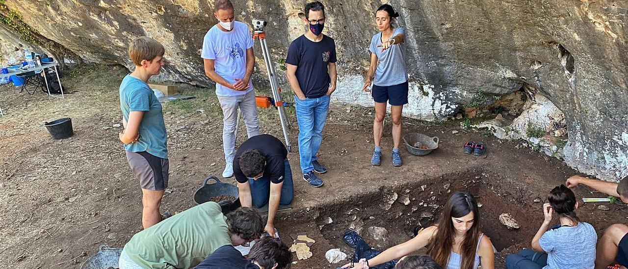 El equipo de arequología desplazado a Ontinyent, ayer, durante la jornada de trabajo. | LEVANTE-EMV