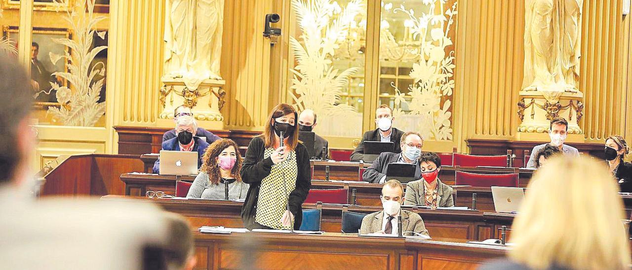 La presidenta Armengol, ayer en el pleno del Parlament.