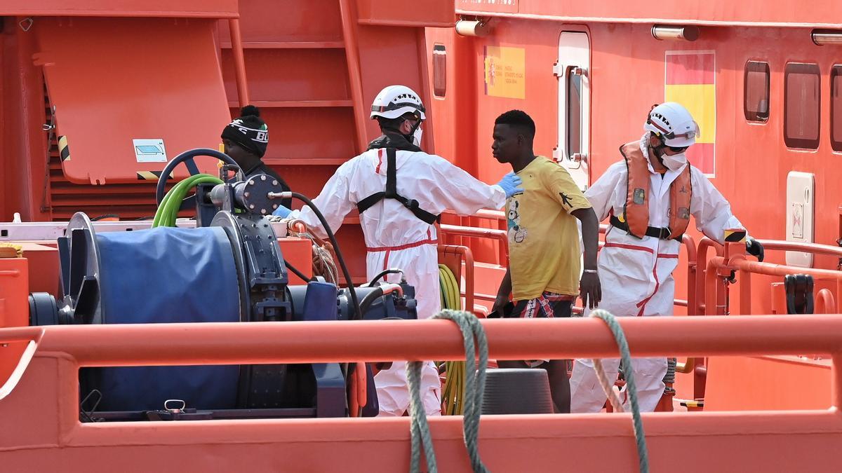 Salvamento Marítino traslada a El Hierro a 38 migrantes rescatados al sur de Tenerife