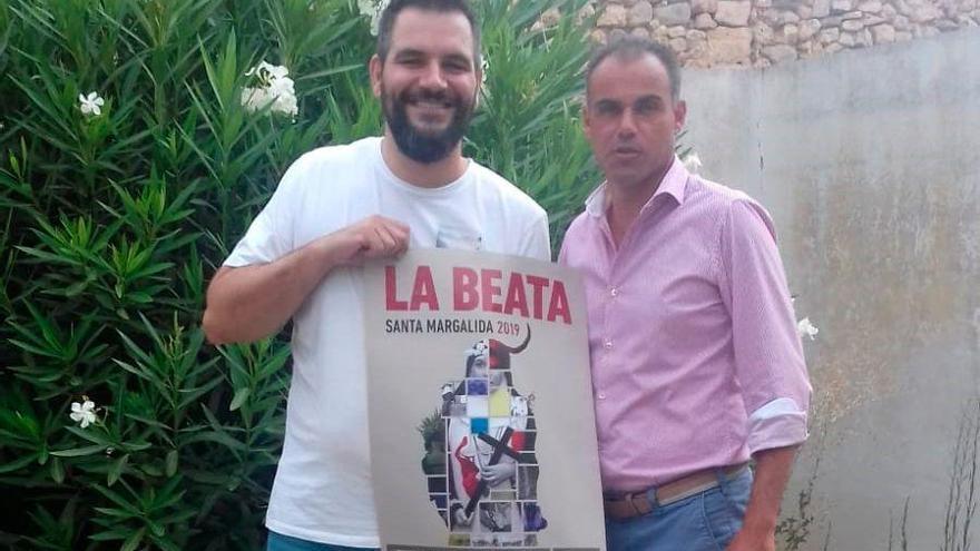 El alcalde (derecha) de Santa Margalida con el ganador del concurso