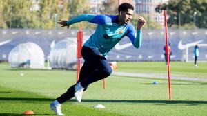 Araujo se entrena al margen del grupo en la ciudad deportiva del Barça.