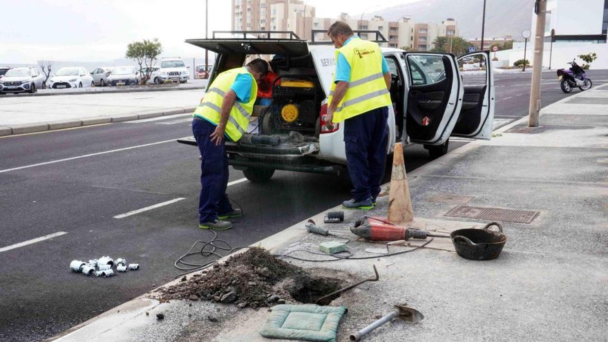 Prohibido utilizar el agua parallenar piscinas y lavar vehículos