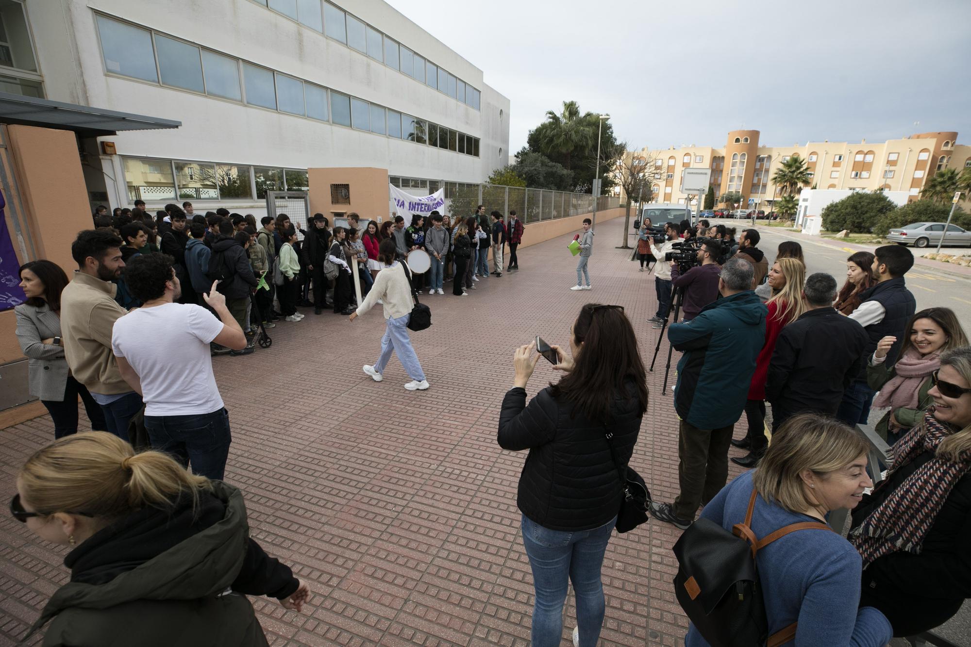 Alumnos y familias del instituto Xarc de Ibiza claman contra Educación por el mal estado del centro