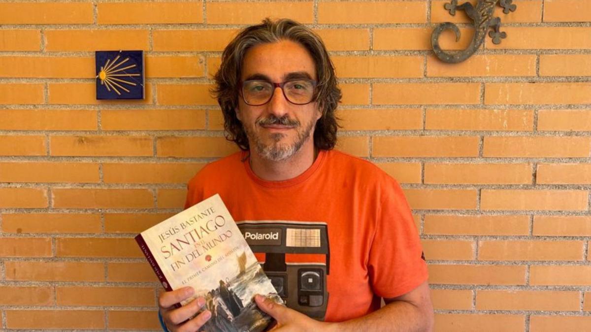 Jesús Bastante Liébana, con su libro. |