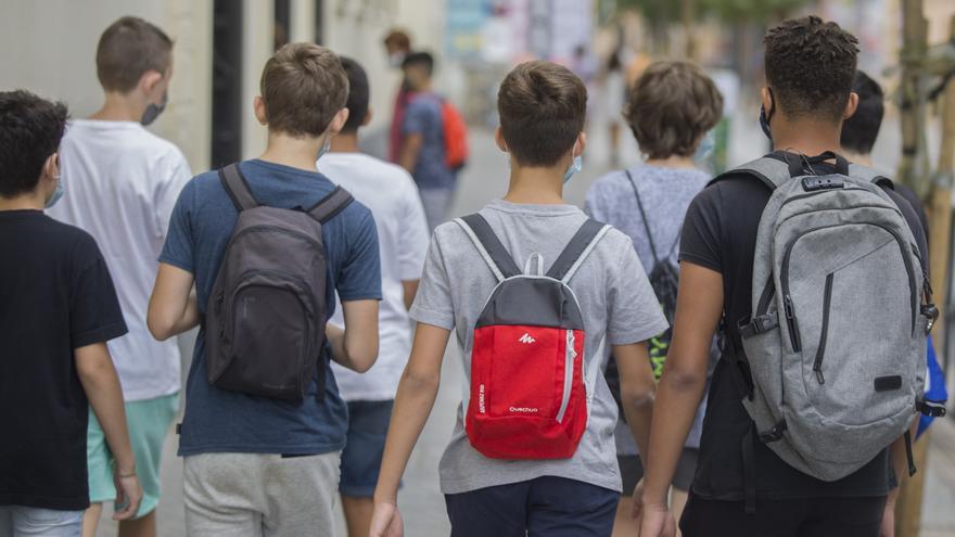 Alumnos saliendo de un instituto.