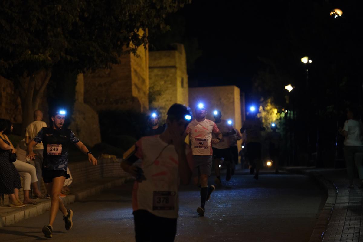 La carrera nocturna Mlk Trail &amp; Tahermo llena de corredores el entorno de Gibralfaro