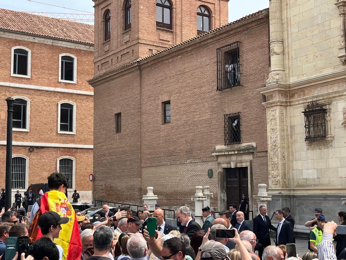 Decenas de alcalaínos a la salida de los Reyes del Premio Cervantes celebrado en Alcalá de Henares