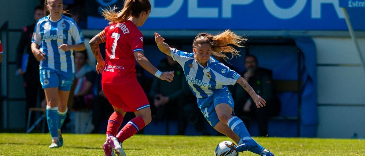 Ainhoa Marín intenta regatear a una jugadora del Espanyol. |  // CASTELEIRO / ROLLER AGENCIA