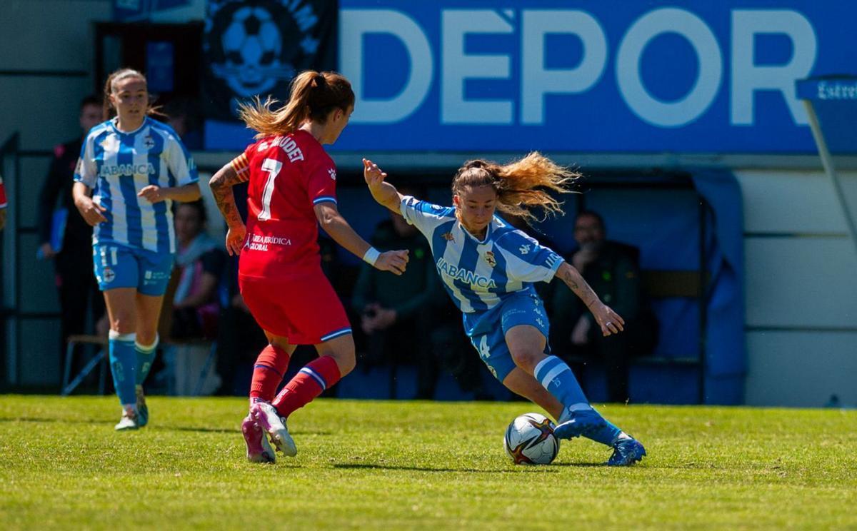 Ainhoa Marín intenta regatear a una jugadora del Espanyol. |  // CASTELEIRO / ROLLER AGENCIA