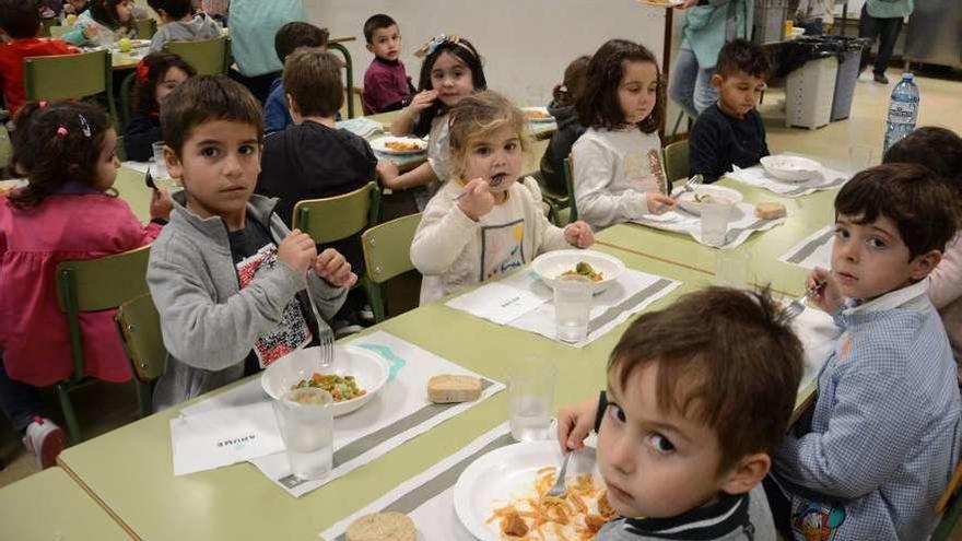 Escolares en el comedor del CEP Campolongo el curso pasado. // Gustavo Santos