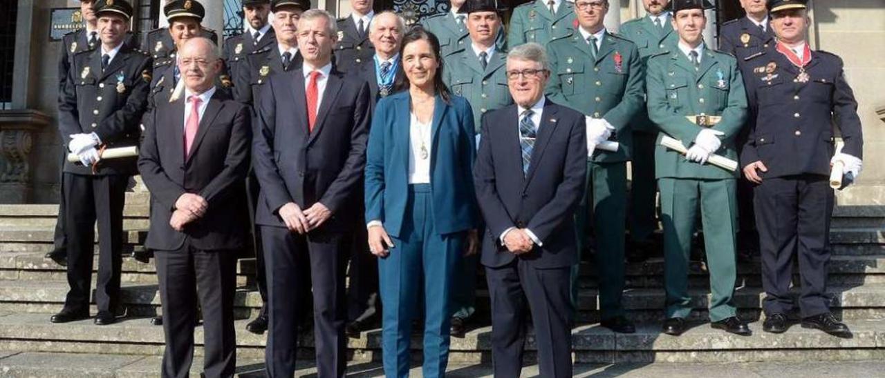 El presidente del Consello Consultivo, Rueda, Rojo y Antonio Coello junto a los agentes condecorados ante la Subdelegación. // Rafa Vázquez