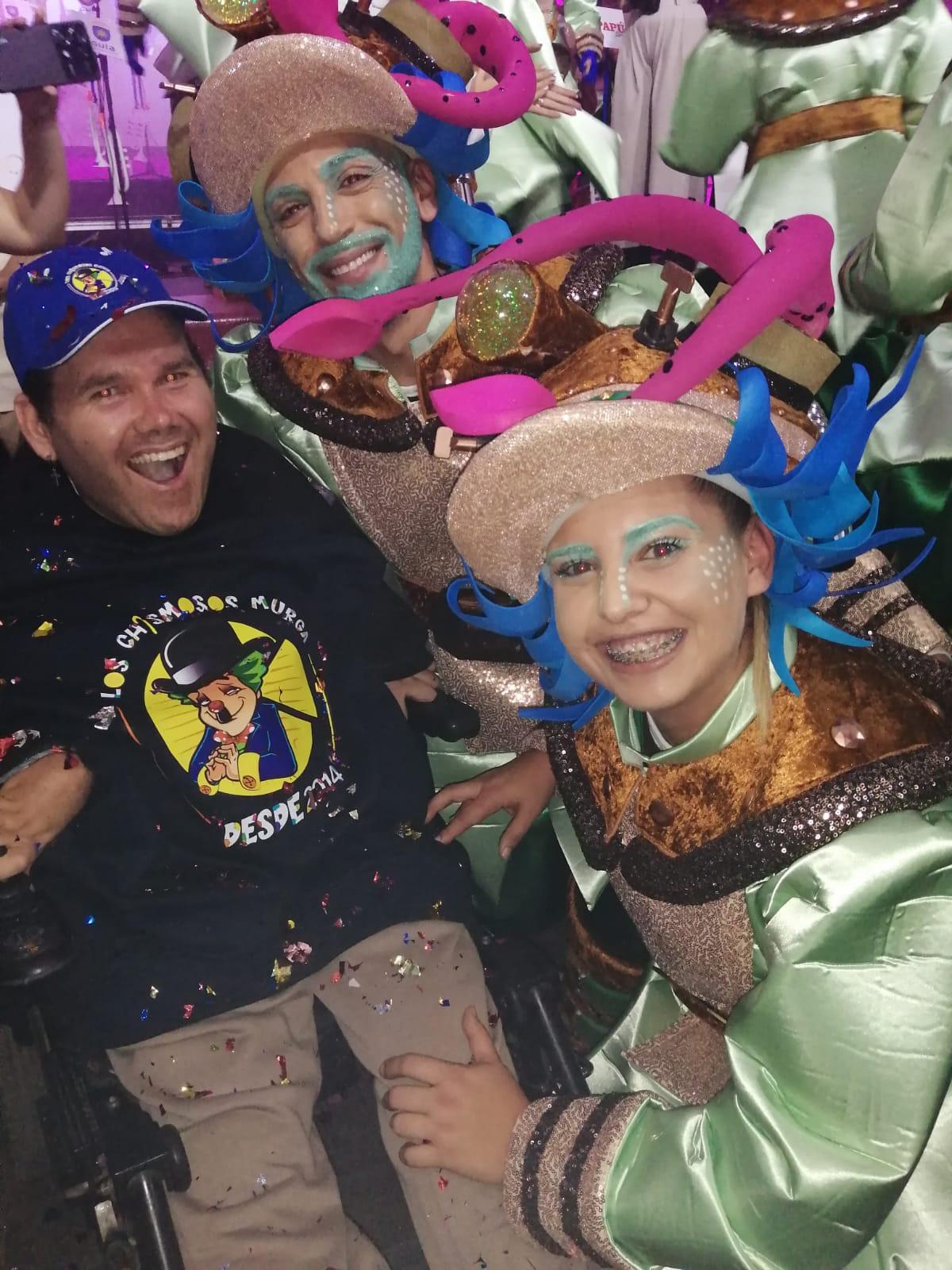 Samuel Navarro posa junto a una murga.