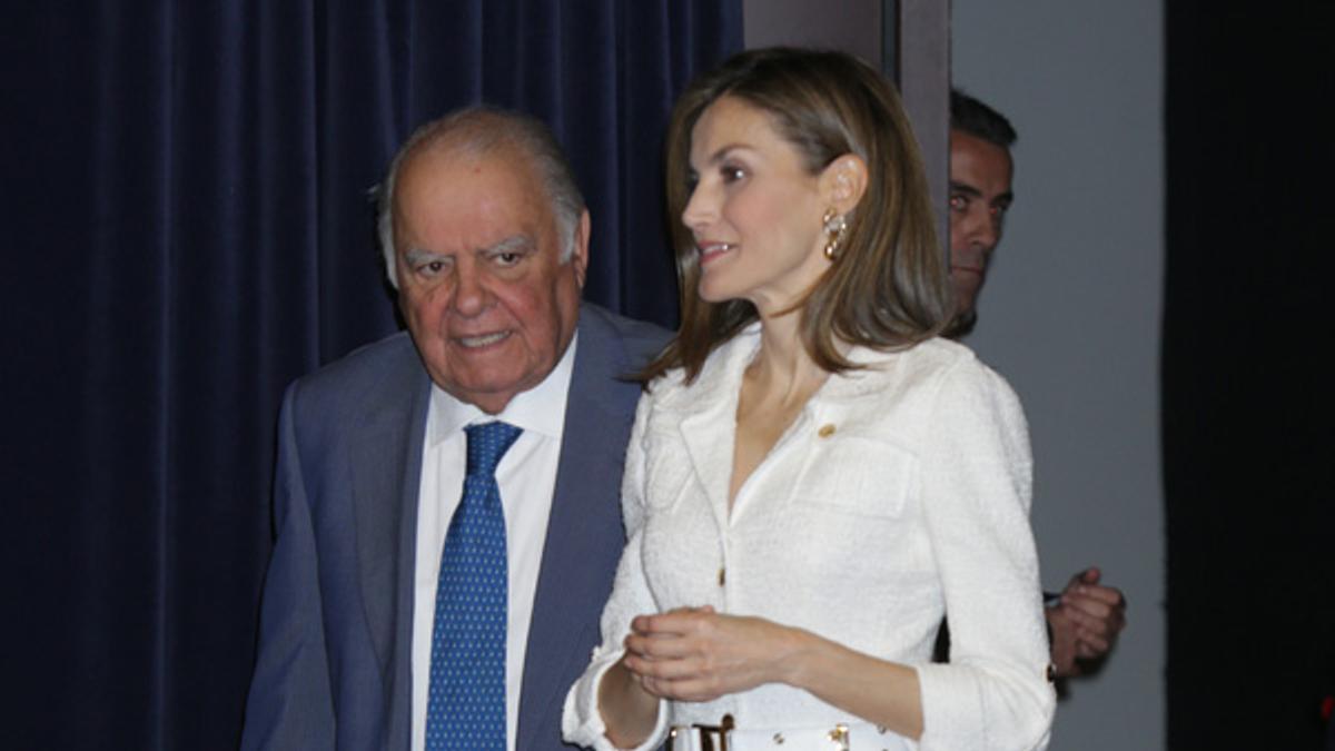 Letizia Ortiz con traje blanco de Felipe Varela y zapatos estampados de Magrit