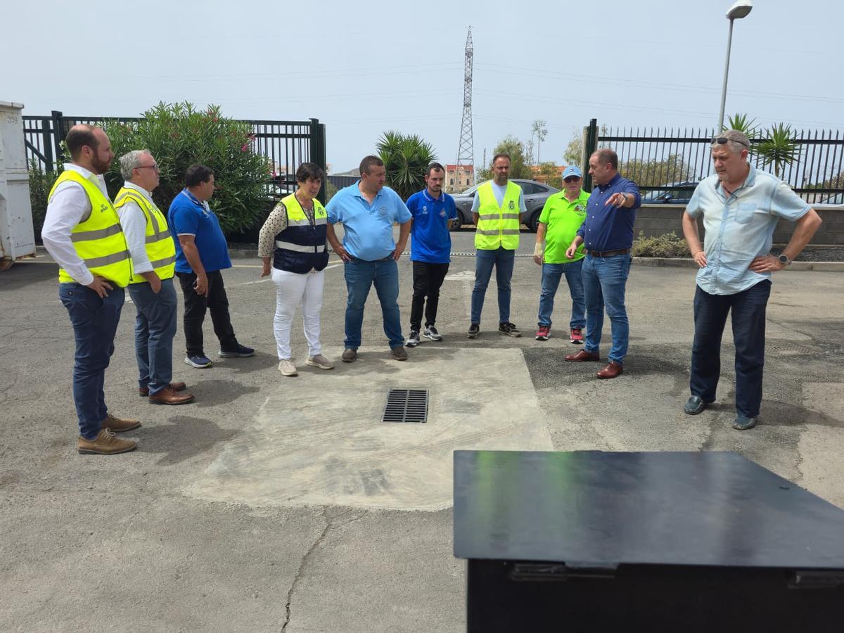 Un momento de la visita al nuevo punto ecológico de Arona de la consejera Blanca Pérez