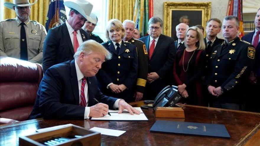 Trump firma su primer veto para salvar su emergencia nacional en la frontera