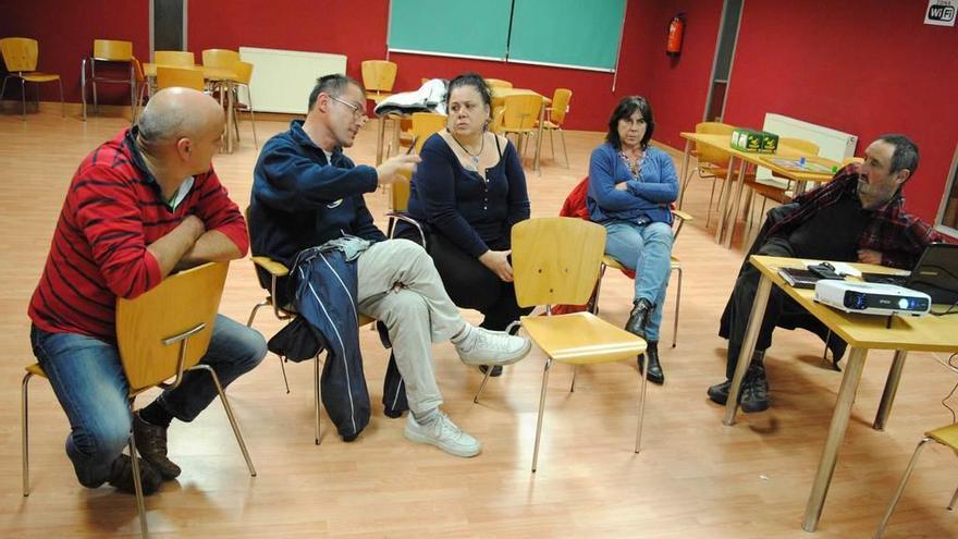 Jorge Trapiello, Francisco Melón, Isabel Fernández, Marta Cañas y Fructuoso Pontigo, en el taller en el centro social de Lugo de Llanera.